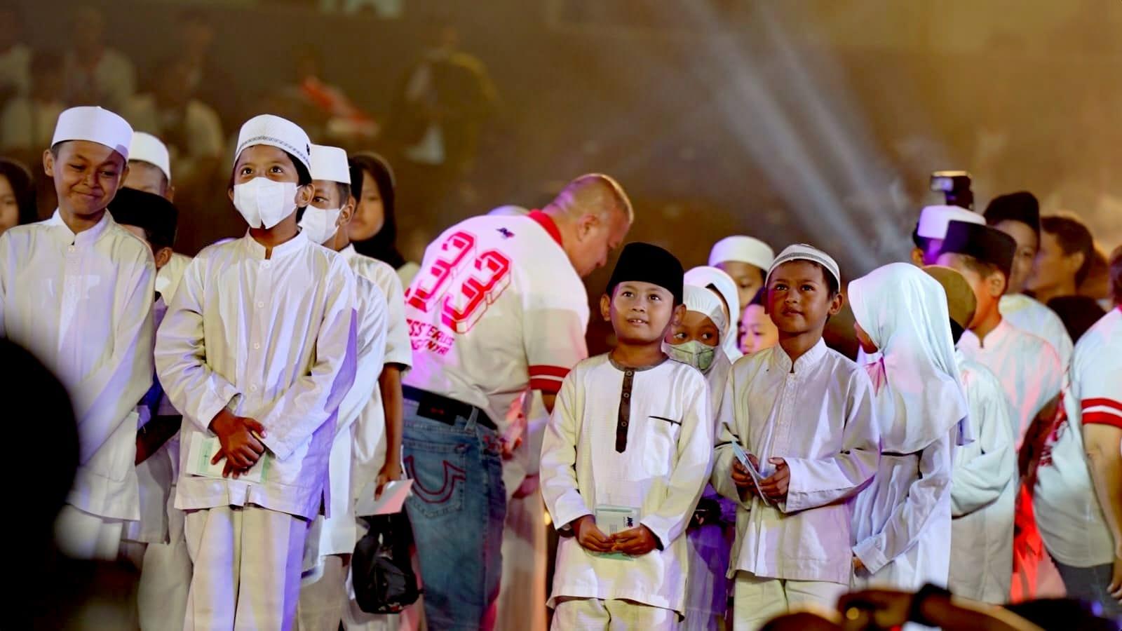 Presiden Direktur JNE, M.Feriadi Soeprapto memenerikan santunan kepada anak yatim.