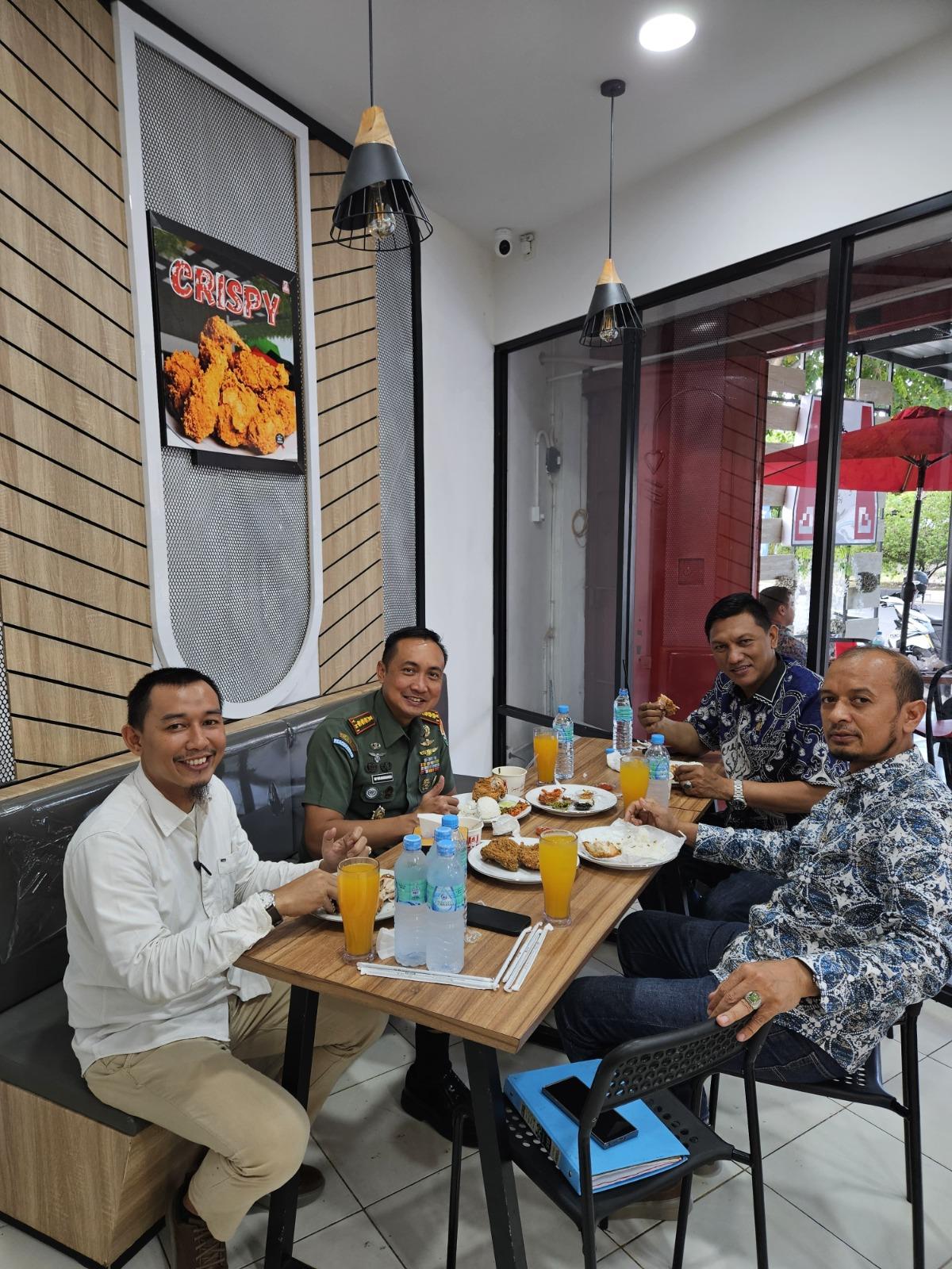 Dandim 0101/KBA, Kolonel Czi Widya Wijanarko bersama Ketua Fraksi PAN DPRK Banda Aceh Sofyan Helmi, CEO Kutaradja Fried Chicken Robi Erianto dan COO Kurmaini, menyantap ayam krispi produk Aneuk Nanggroe itu di gerai Kutaradja Fried Chicken Teuku Umar, Gampong Geuceu Kayee Jato, Banda Aceh, Rabu (14/11/2024).
