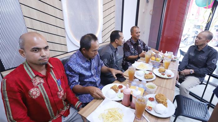 Pj Wali Kota Banda Aceh, Ade Surya bersama COO Kutaradja Fried Chicken Kurmaini, Penasehat Habibi Inseun, Kadis Kopukmdag Samsul Bahri, Kadis Pariwisata Banda Aceh, Said Fauzan, menikmati ayam Kutaradja Fried Chicken, Gampong Kaye Jatoe, Banda Aceh, Rabu (2/10/2024).