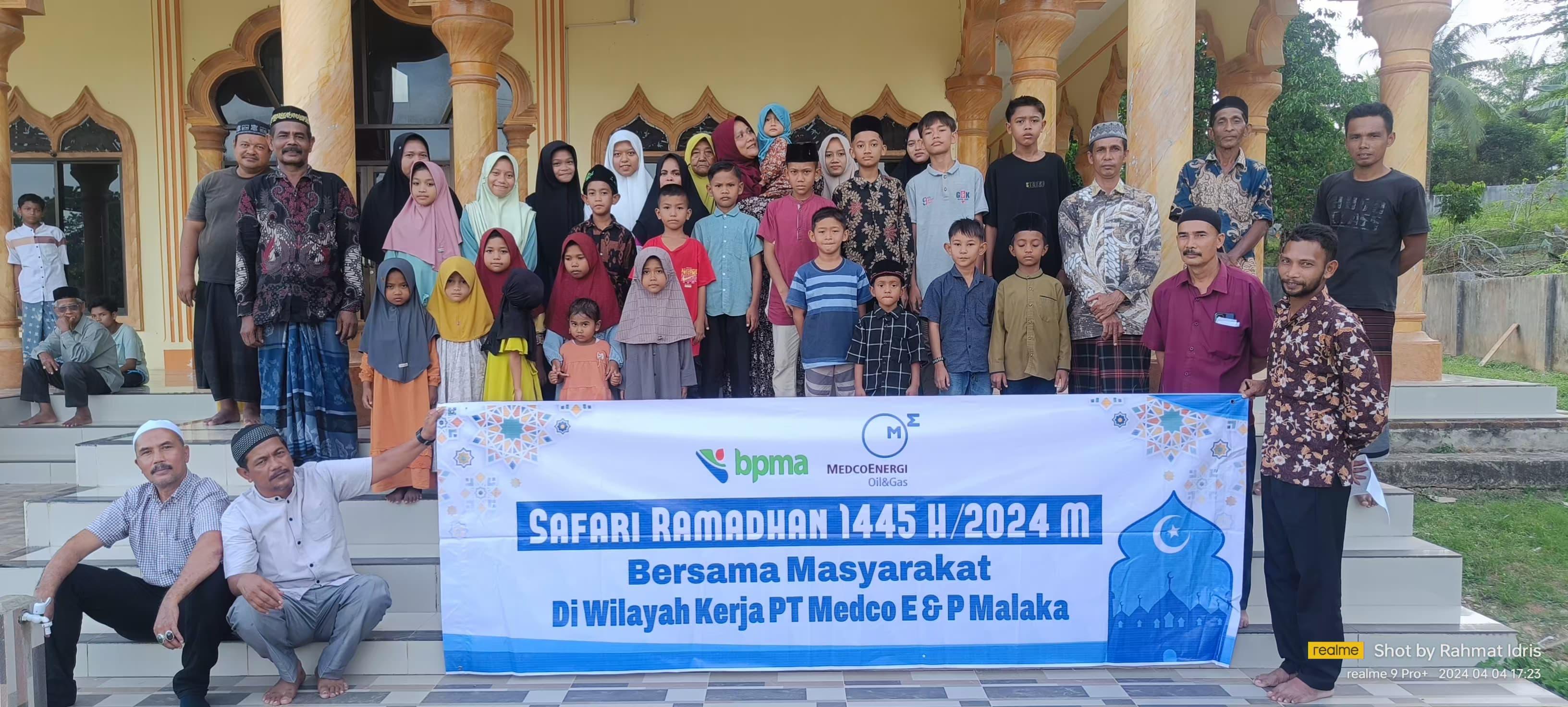 SAFARI RAMADHAN - Warga berfoto bersama saat PT Medco E & P Malaka menggelar Safari Ramadhan 1445 Hijriah di wilayah kerja perusahaan