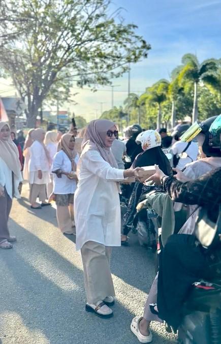 Anggota DPRK Fraksi Gerindra, Mehran Gara Bagi Takjil di Kecamatan Meuraxa 