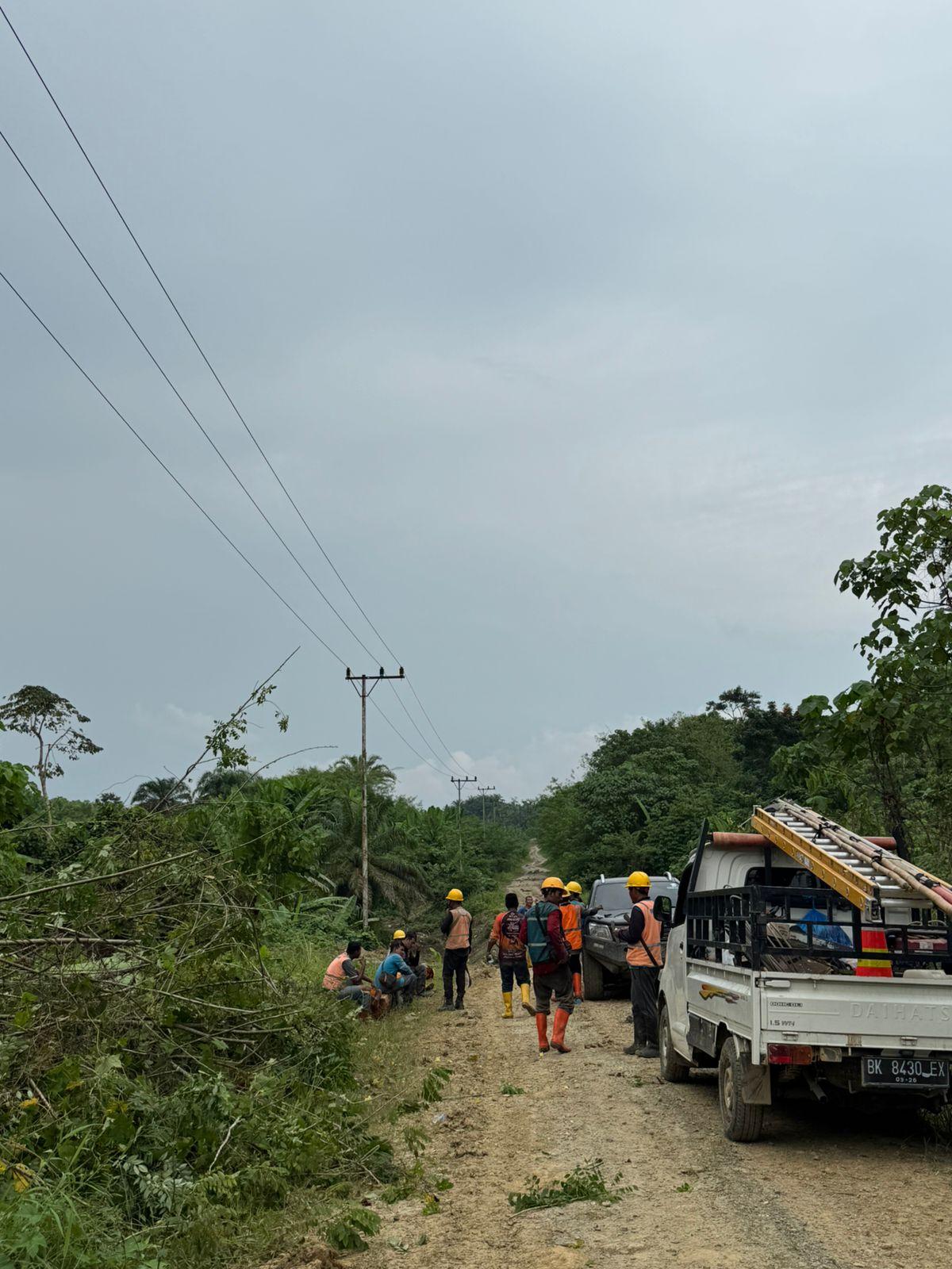 Menjelang bulan suci Ramadhan 1446 H, sebanyak 29 petugas PLN ULP Idi berangkat menuju Gampong Sijudo dan Sahraja Dalam rangka mempersiapkan keandalan jaringan listrik bagi masyarakat setempat, petugas PLN melaksanakan pembersihan jaringan listrik selama tiga hari empat malam.