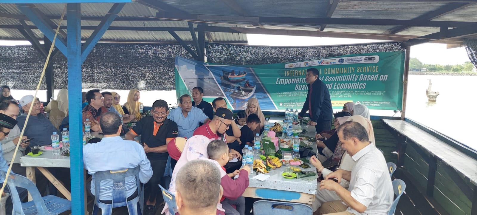 Pengabdian internasinal bersama ini (PkM Internasional) dihadiri oleh 12 orang dosen dari FIS UKM Malaysia dan 32 dosen dan juga melibatkan mahasiswa dari FEB USK Banda Aceh