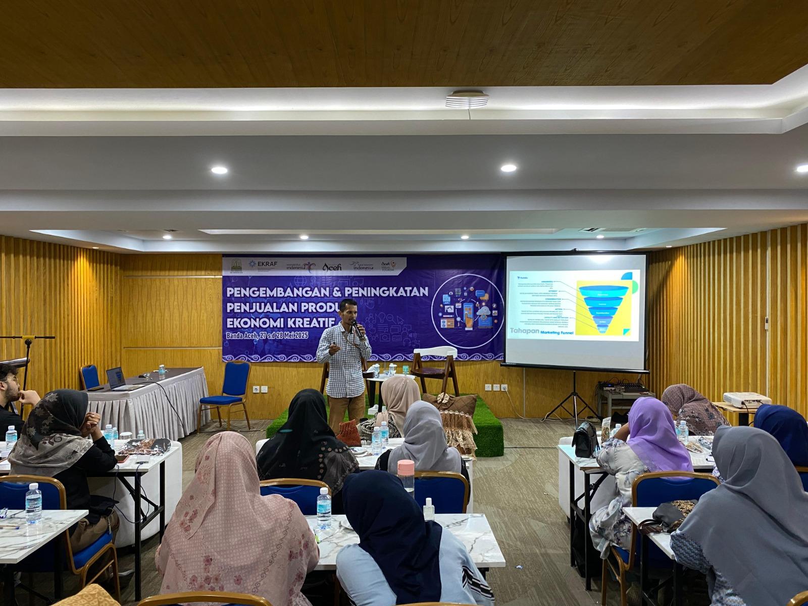 Dinas Kebudayaan dan Pariwisata Aceh bekerja sama dengan PosSaku menyelenggarakan pelatihan bertajuk “Kapabilitas Pelaku Usaha Ekonomi Kreatif dalam Dunia Digitalisasi” untuk mendorong pertumbuhan ekonomi kreatif sekaligus menjawab tantangan dunia usaha di era digital, Banda Aceh (27/05/25).