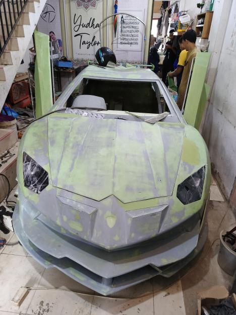 Replika Lamborghini Aventador SVJ, sedang di selesai di rumah milik Yudha Ridha, Kecamatan Idi Rayeuk, Aceh Timur, Senin (13/1/2025).
