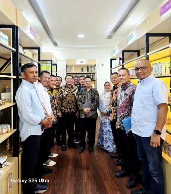 Sekretaris Satgas Hilirisasi dan Ketahanan Energi Nasional, Prof Ahmad Erani Yustika bersama sejumlah peserta semiloka yang didampingi Ketua ARC-USK, Dr Syaifullah Muhammad melihat dari dekat produk-produk turunan nilam yang dihasilkan ARC-USK, Selasa (6/5/2025).