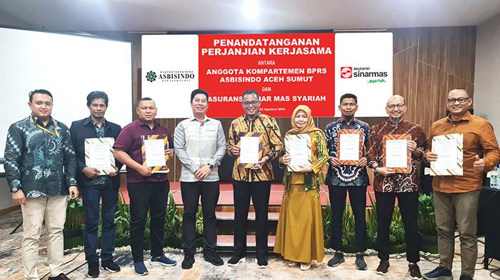 Pimpinan Asuransi Sinar Mas befoto bersama tujuh pimpinan BPRS wilayah Aceh yaitu PT BPRS Hikmah Wakilah, PT BPRS Artha Aceh Sejahtera, PT BPRS Taman Indah Darussalam, PT BPRS Baiturrahman, PT BPRS Tengku Chiek Dipante, PT BPR Ingin Jaya dan PT BPRS Serambi Mekkah.