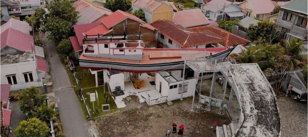 Kapal di Atas Rumah