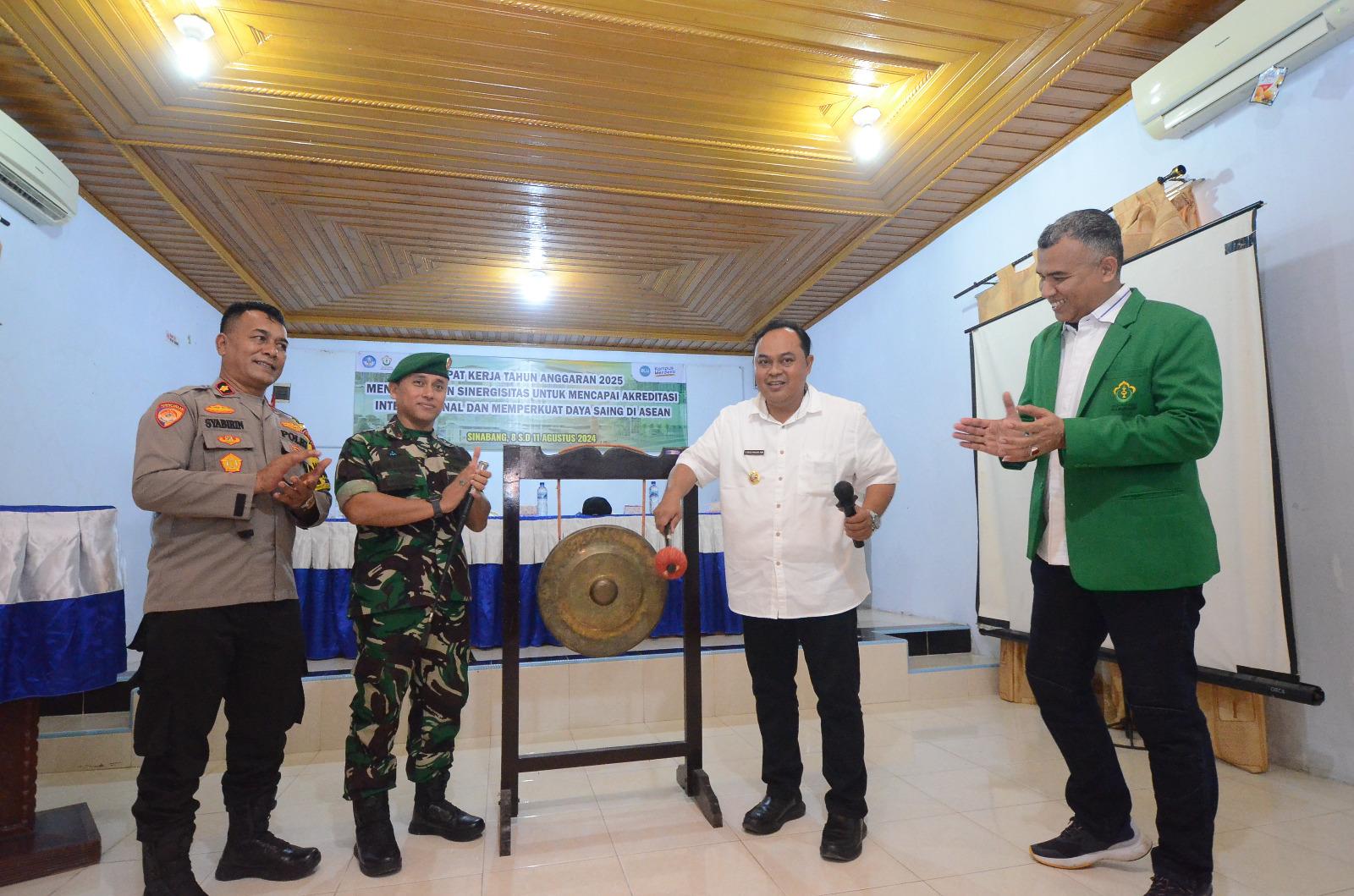 Pimpinan dan Senat Universitas Malikussaleh melakukan pengabdian masyarakat dan rapat kerja di Pulau Simeulu, 7-10 Agustus 2024