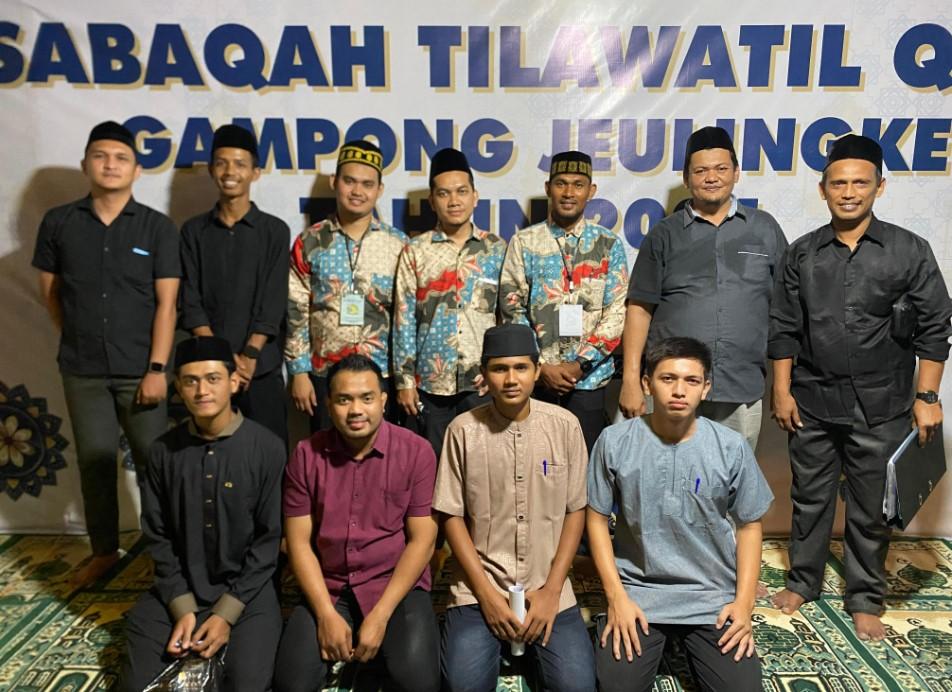 Warga Gampong Jeulingke menghadiri MTQ di halaman Meunasah Babul Iman