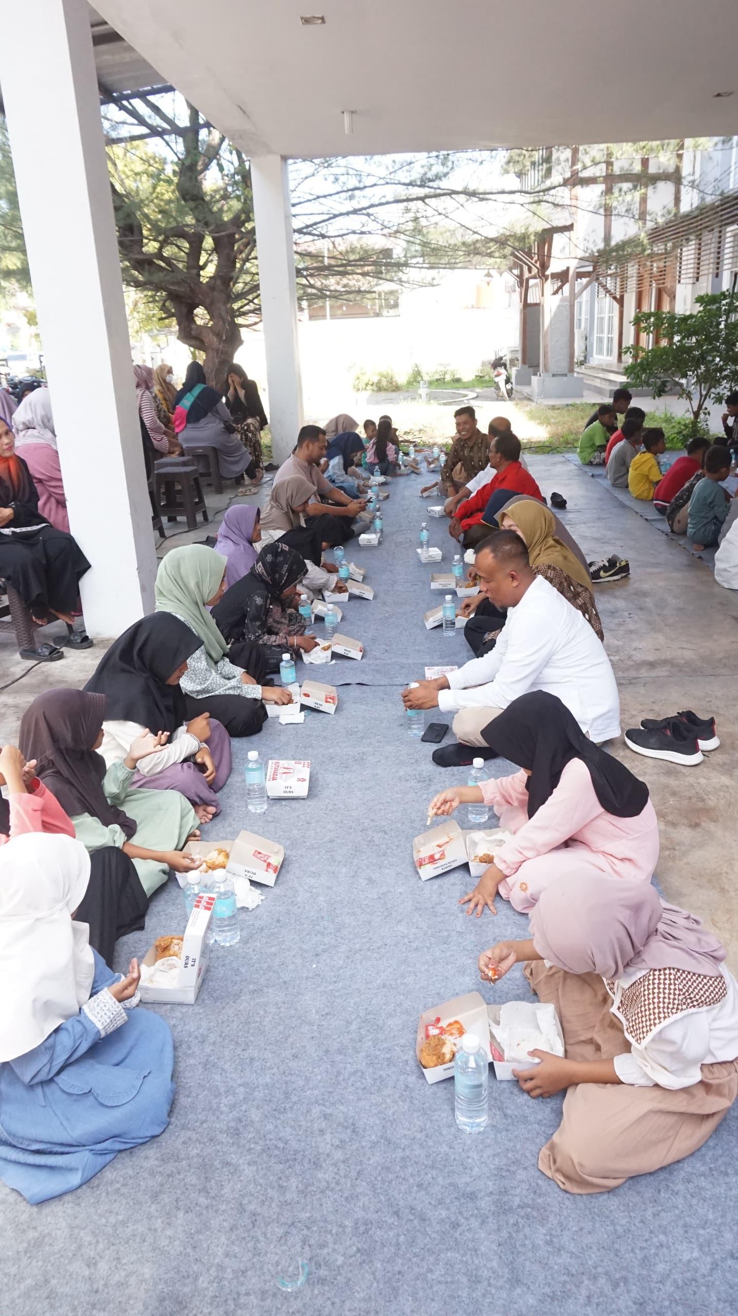 Kutaradja Fried Chicken melakukan kegiatan berbagi berkah dengan anak yatim dalam rangka kembali ke sekolah, Jumat (12/7/2024).