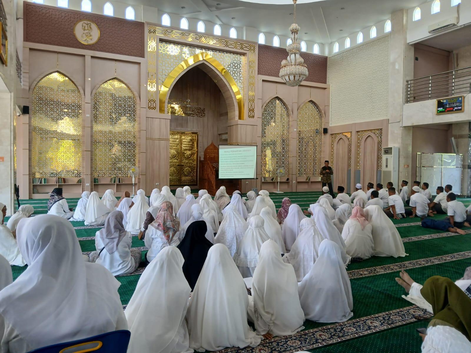 Calon Jamaah Travel PT Samaniya Bina Utama mengikuti manasik umrah di Masjid Al-Mabrur di Asrama Haji Banda Aceh, Sabtu (4/1/2025).