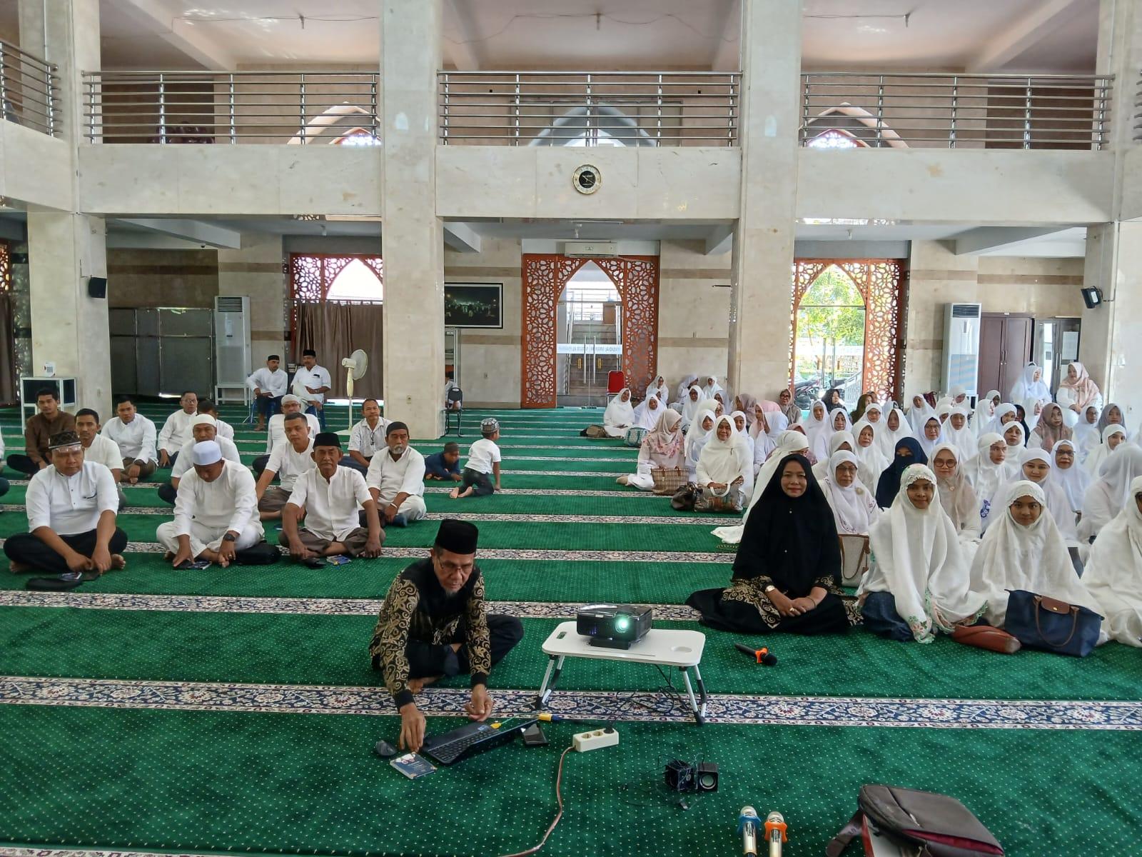Calon Jamaah Travel PT Samaniya Bina Utama mengikuti manasik umrah di Masjid Al-Mabrur di Asrama Haji Banda Aceh, Sabtu (4/1/2025).
