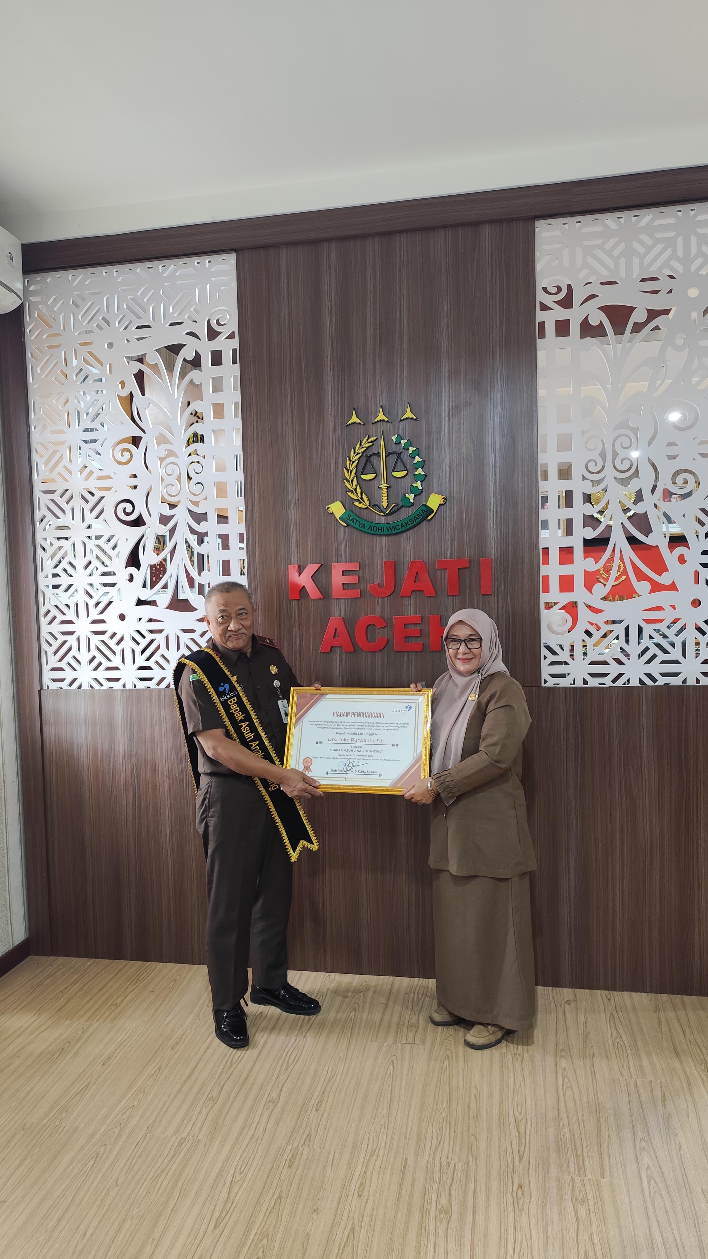 BKKBN Aceh Beri Penghargaan Kepada Kajati Aceh