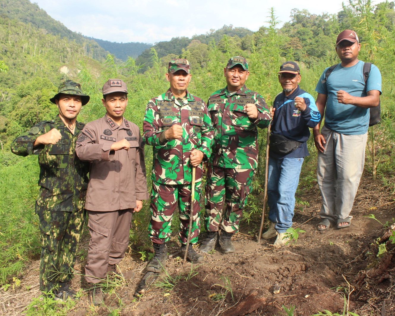 danrem-012tu-bersama-forkopimda-nagan-raya-memusnahkan-ladang-ganja.jpg
