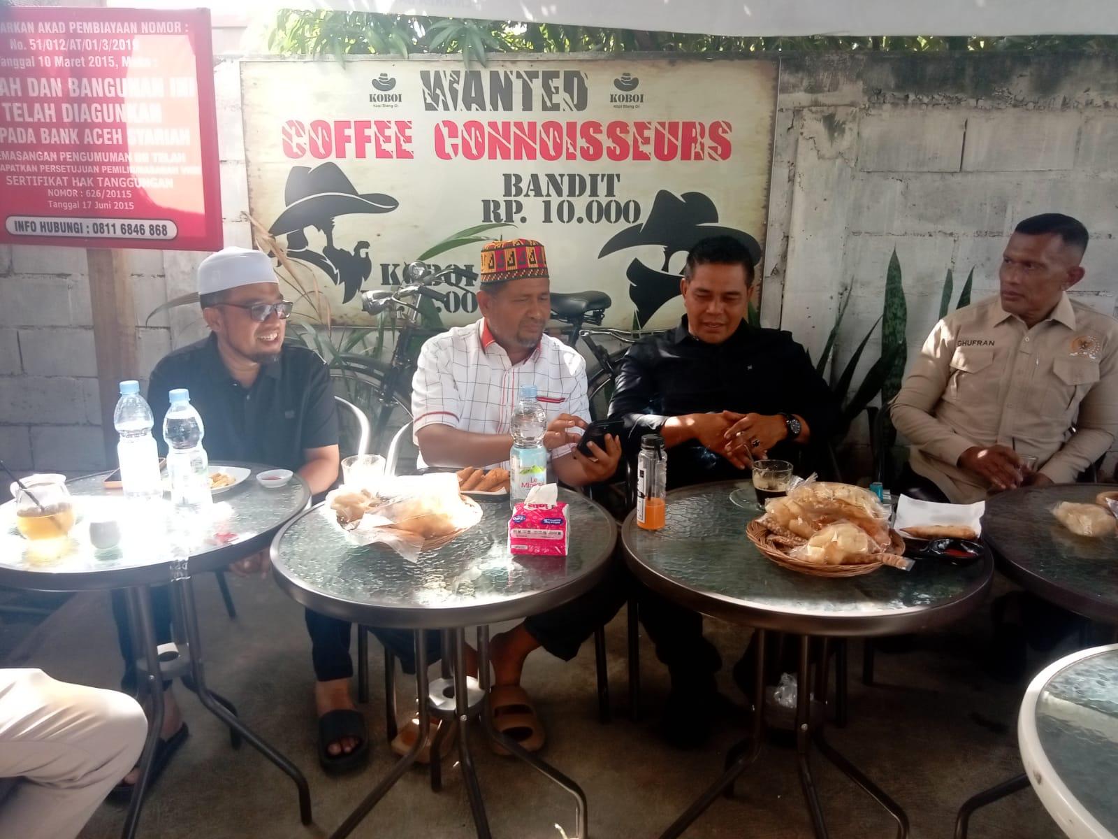 Anggota Dewan Perwakilan Rakyat (DPR) RI dari Fraksi Partai Keadilan Sejahtera (PKS) dari Dapil Aceh I, Ghufran Zainal Abidin melakukan silaturahmi dengan Bupati Aceh Besar dari jalur independen Muharram Idris atau akrab disapa Syech Muharram di Ulunowih Gayo Coffe, Kecamatan Peukan Bada, Sabtu (18/1/2025).