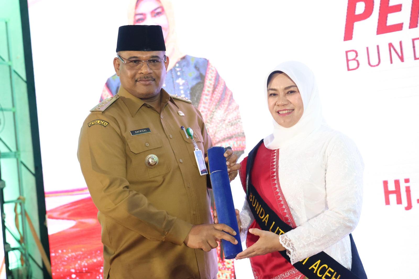 Penjabat Gubernur Aceh, Dr H Safrizal ZA MSi mengukuhkan Hj Safriati SSi MSi sebagai Bunda Literasi Aceh, di Gedung Perpustakaan Wilayah Aceh, Selasa (5/11/2024).
