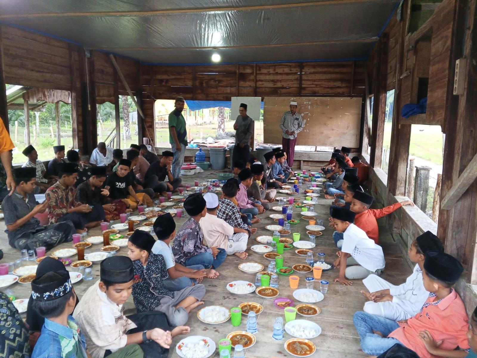 Warga berfoto bersama saat PT Medco E & P Malaka menggelar Safari Ramadhan 1445 Hijriah di wilayah kerja perusahaan