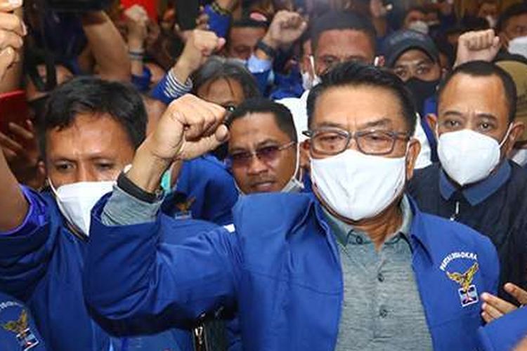 Moeldoko (tengah) tiba di lokasi Kongres Luar Biasa (KLB) Partai Demokrat di The Hill Hotel Sibolangit, Deli Serdang, Sumatera Utara, Jumat (5/3/2021). Berdasarkan hasil KLB, Moeldoko terpilih menjadi Ketua Umum Partai Demokrat periode 2021-2025.(ANTARA FOTO/ENDI AHMAD)