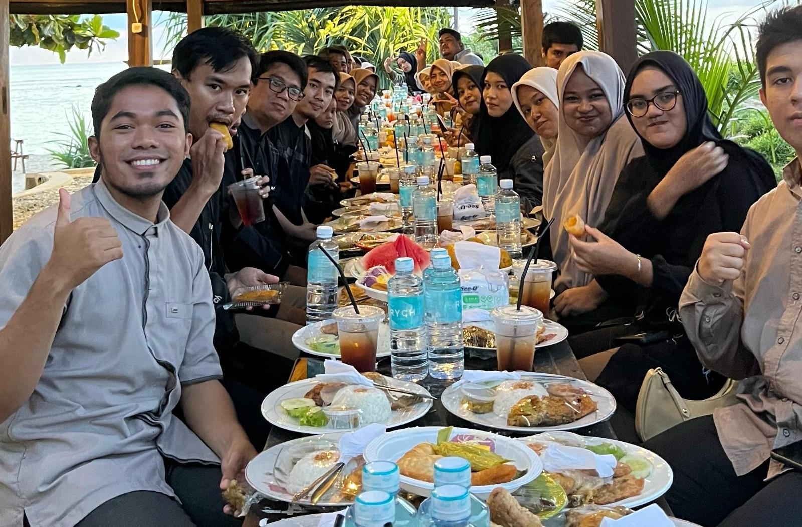 Tim RUMAN Aceh Berbuka Puasa di Pantai Pulau Kapuk