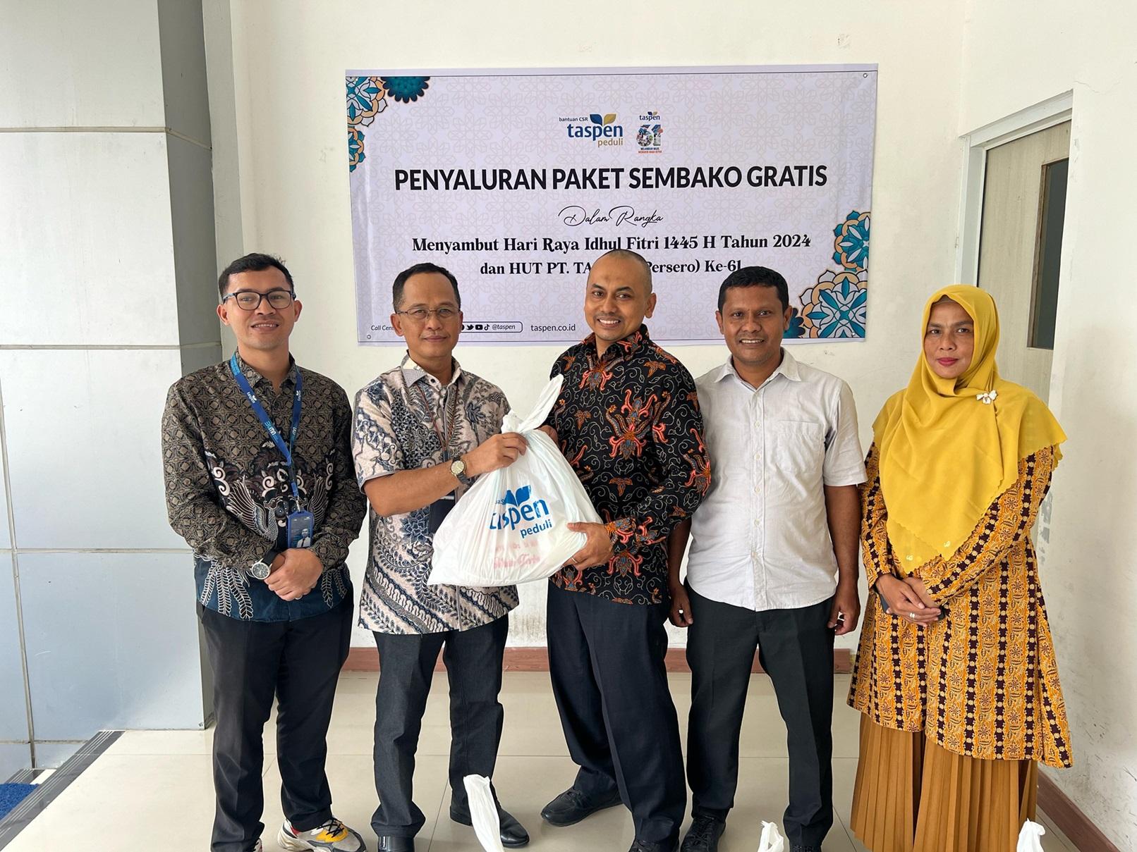 Branch Manager PT Taspen (Persero) KC Lhokseumawe, Lulus Heriyanto menyerahkan paket lebaran Perwakilan BPKAD Kota Lhokseumawe Jumat (5/4/2024)