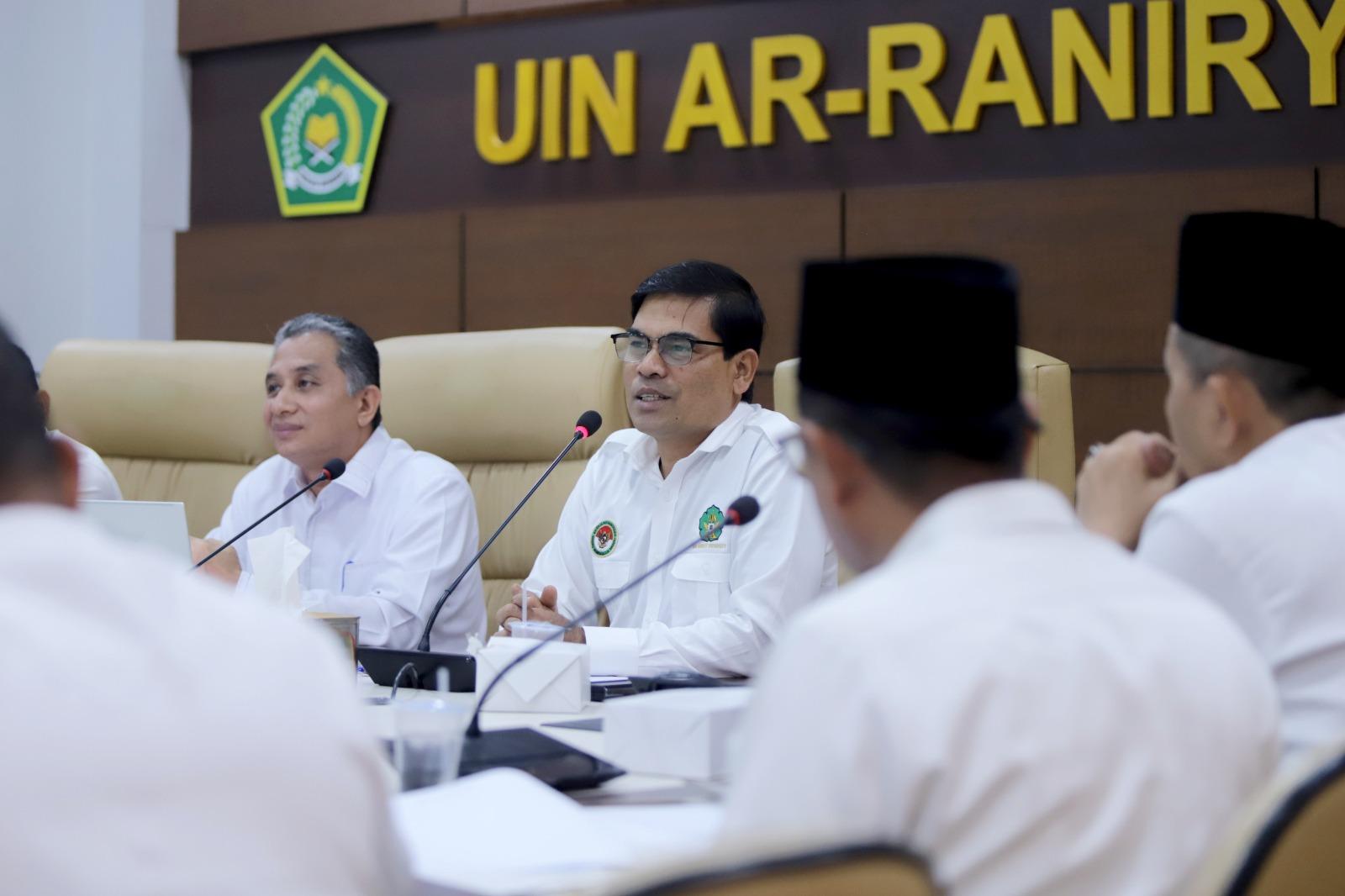 Rektor UIN Ar-Raniry Banda Aceh, Prof Mujiburrahman didampingi Wakil Rektor 2, Prof Khairuddin, memberikan arahan kepada pimpinan fakultas dan pascasarjana saat rapat Penyerahan DIPA Tahun Anggaran 2025, Selasa (14/1/2025)