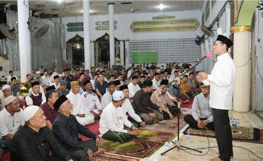 SAFARI RAMADHAN - Wakil Gubernur Aceh, H Fadhlullah SE,  menyampaikan sambutan di hadapan jamaah Masjid Besar Peusangan, Bireuen saat melakukan Safari Ramadhan Rabu (2/3/2025)