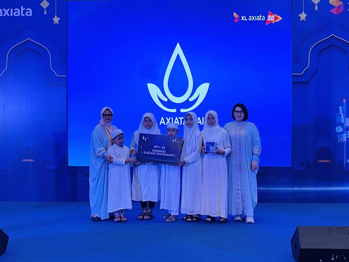 Presiden Direktur & CEO XL Axiata, Dian Siswarini (paling kiri) bersama Group Head XL Axiata West Region, Desy Sari Dewi (paling kanan) saat menyerahkan donasi memanfaatkan momentum bulan suci Ramadan, Jum’at (22/3). XL Axiata melalui program Gerakan Donasi Kuota (GDK) menyalurkan donasi router dan kuota data kepada perguruan Islam, termasuk Yayasan/Pesantren/Perguruan Islam berbagai wilayah Indonesia. Termasuk donasi paket sembako program XL Axiata Baik, XL Axiata Peduli, dan Karyawan XL Axiata West Region.