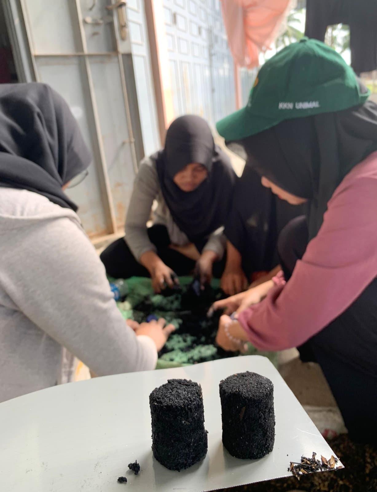 Mahasiswa KKN 59 Latih Warga Produksi Arang Briket Limbah Sekam Padi