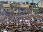 Rumah-rumah-yang-hancur-akibat-ledakan-yang-mengoyak-gudang-kembang-api-di-Tahiland.jpg
