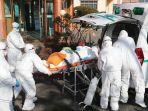 para-pekerja-medis-dilengkapi-pakaian-pelindung-memindahkan-pasien-diduga-terinfeksi-virus-corona.jpg
