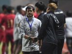 pelatih-timnas-u-19-indra-sjafrie-kiri-menyalami-official-timnas-thailand-u-19_20180925_225512.jpg