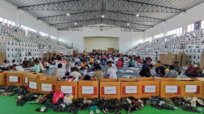 PEMILU 2024: Ratusan petugas Pelipatan surat suara Pemilu 2024 di Sport Hall, Karang Panjang, Kecamatan Sirimau, Kota Ambon, Rabu (10/1/2024).