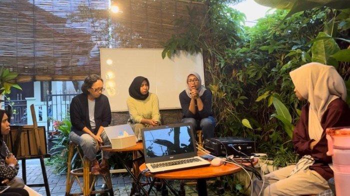 LAWAN KEKERASAB SEKSUAL: Diskusi itu menghadirkan narasumber pemantik, Koordinator Gerak Bersama Perempuan Maluku, Lusi Peilouw; dan Jurnalis Perempuan Maluku, Insany Syahbarwaty.