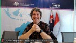 Konsul dari Konsulat Jeneral Australia di Makassar, Alex Stephens saat memberikan sambutan pada kegiatan ABC Unpatti's Banda Edu-Fair, Senin (11/11/2024).
