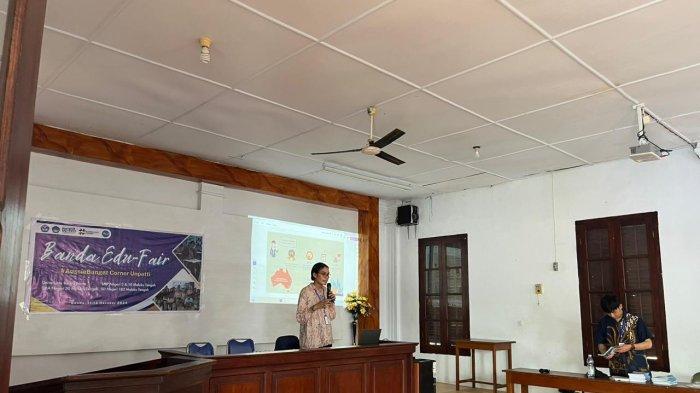 BANDA: Ketua ABC Unpatti, Colin Labetubun saat presentasi di kegiatan Banda Edu-Fair, Senin (11/11/2024).