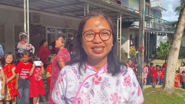 IMLEK: Head of School Sekolah Citra Kasih Ambon, Fransisca Rini Utami saat diwawancarai terkait perayaan Tahun Baru Imlek.