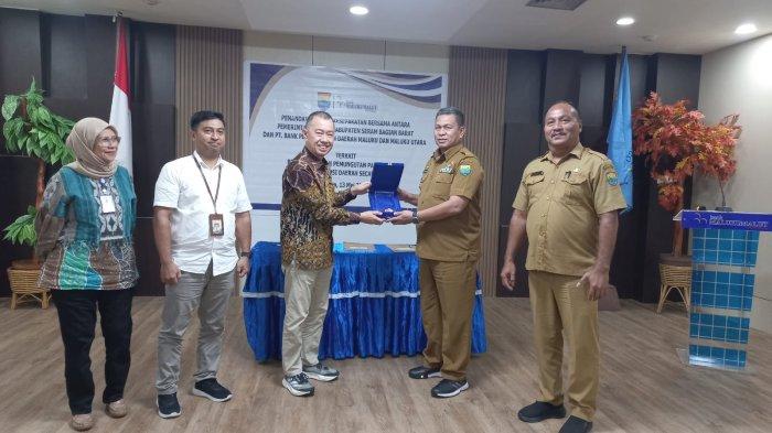 Penyerahan piagam oleheh Direktur Utama Bank Maluku – Malut, Syahrizal Imbran kepada Penjabat Bupati SBB, Andi Chandra As’aduddin, di lantai 4 Kantor Pusat Bank Maluku – Malut, Jalan Pattimura, Ambon, Senin (13/5/2024).
