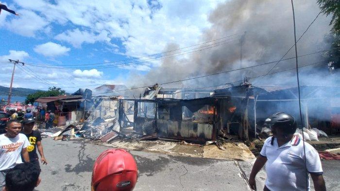 AMBON: Tampak asap hitam membumbung usai si jago merah melahap di Kawasan Benteng Atas (Bentas) Ambon, Kecamatan Nusaniwe, Kota Ambon, Jumat (15/12/2023).