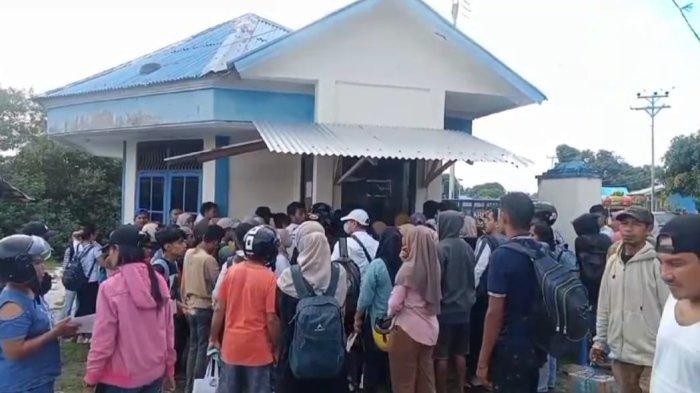 MALUKU: Calon penumpang padati loket penjualan tiket di Pelabuhan Amahai, Maluku Tengah, Senin (15/4/2024).