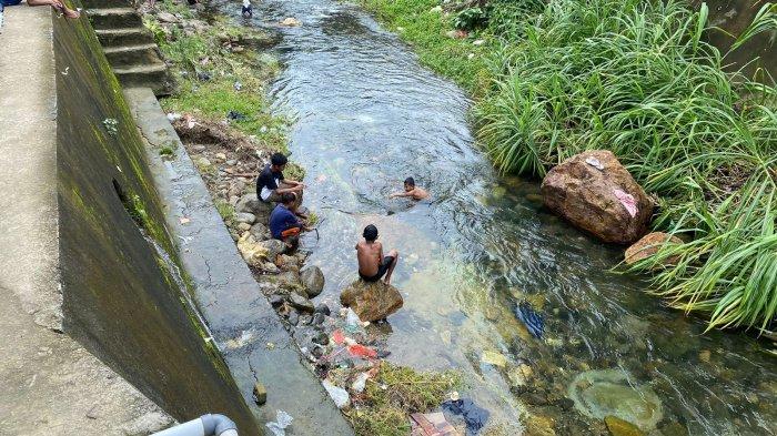 Sampah dan Pipa pembuangan langsung  menuju sungai tempat anak-anak dan warga memanfaatkan air bersih, Rabu (15/5/2024).