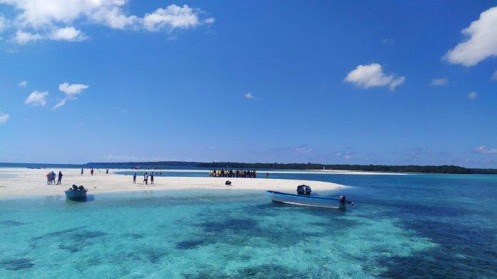 Terletak di wilayah Ohoi Warbal, Kepulauan Kei Kecil, Maluku Tenggara, Patai Ngurtafur memiliki daya tarik pasir putih indah yang menganjur ke laut sepanjang kurang lebih 2 kilometer dengan lebar 4 meter.