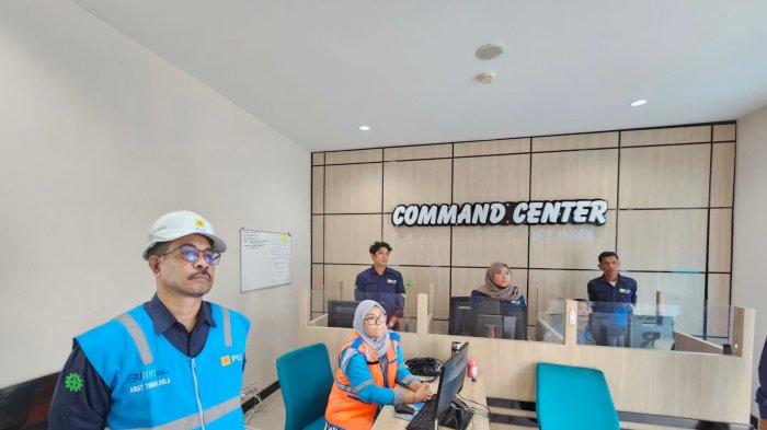 AGUSTUSAN: GM PLN UIW MMU, Awat Tuhuloula saat mengecek kesiapan petugas Command Centre jelang HUT Kemerdekaan ke 78 RI, Rabu (16/8/2023).