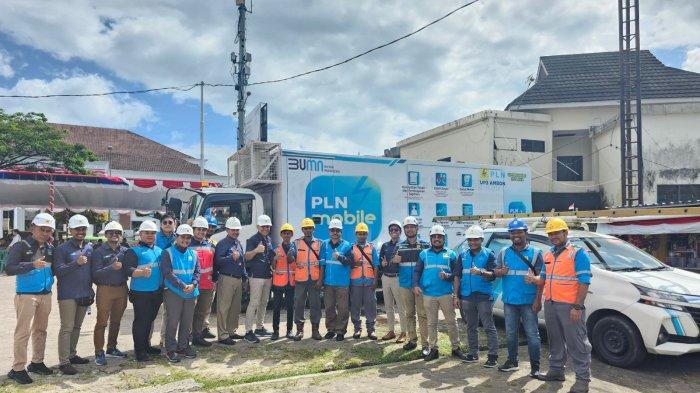 AGUSTUSAN: Petugas PLN bersiaga jelang HUT Kemerdekaan ke 78 RI di Lapangan Merdeka, Ambon, Rabu (16/8/2023).