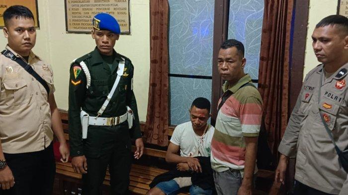 AMBON: Oknum TNI yang menambrak seorang nenek penyapu jalan saat diamankan di Polsek Nusaniwe, Minggu (17/9/2023).