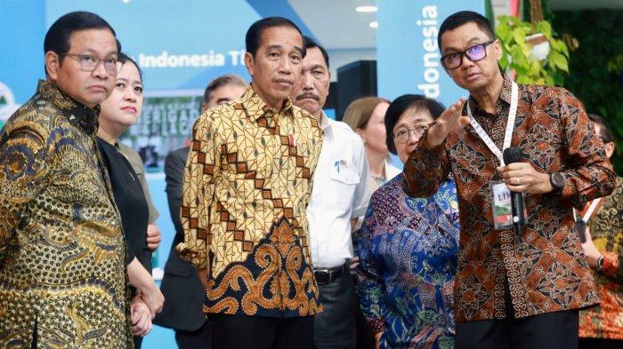 Direktur Utama PLN memaparkan konsep Accelerated Renewable Energy Development pada acara puncak Festival LIKE, Senin, (18/9). Kiri ke kanan: Pramono Anung (Sekretaris Kabinet Indonesia), Puan Maharani (Ketua DPR RI), Joko Widodo (Presiden RI), Luhut Binsar Pandjaitan (Menteri Koordinator Bidang Kemaritiman dan Investasi), Siti Nurbaya Bakar (Menteri Lingkungan Hidup dan Kehutanan), dan Darmawan Prasodjo (Direktur Utama PLN).
