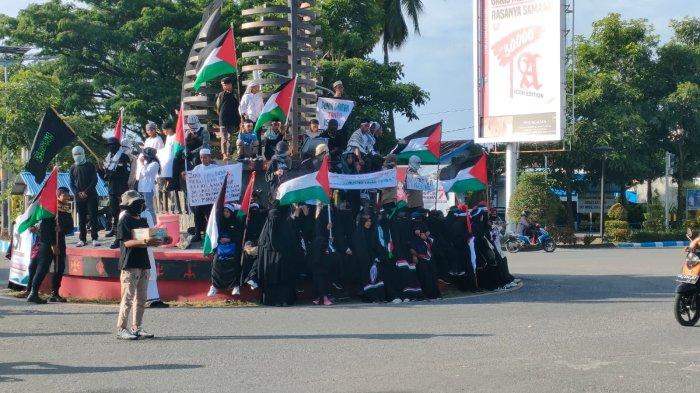 Puluhan Santri/Santriwati di Kota Masohi Aksi Dukung Palestina di Kawasan Bundaran Kota, Jumat (20/10/2023).