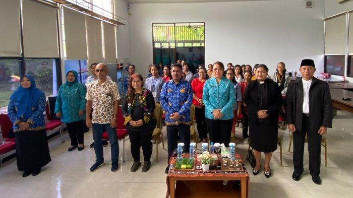 Foto bersama dalam pembukaan acara pelatihan membantik dan menenun, Senin (20/5/2024).