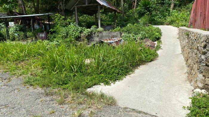 INFRASTRUKTUR JALAN: Jalan alternatif yang dibangun warga, hanya bisa dilewati kendaraan roda 2, Kamis, (21/3/2024).