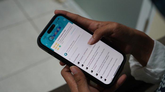 PLN Mobile: General Manager PT PLN Unit Induk Wilayah Maluku dan Maluku Utara (UIW MMU), Awat Tuhuloula imbau masyarakat pakai aplikasi PLN Mobile.

